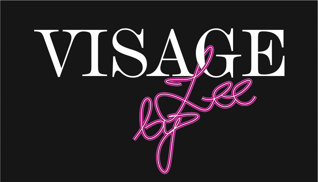 Logo firmy o nazwie 'VISAGE by Lee' z białym napisem 'VISAGE' i różowym, stylizowanym napisem 'by Lee' na czarnym tle.