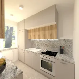 Wizualizacja jasnej kuchni z szarymi szafkami, drewnianymi akcentami nad blatem i blatem z szarego kamienia. Na blacie czarna płyta indukcyjna z czajnikiem, zlew i pojemnik z przyborami kuchennymi.