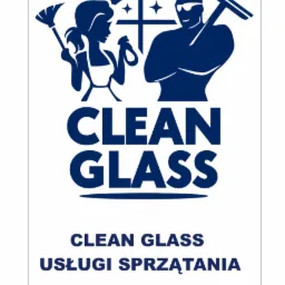 Niebieski logotyp firmy 'Clean Glass' z Lwówka, przedstawiający kobietę z miotełką, mężczyznę z myjką do okien i okno z gwiazdkami, wraz z napisem 'Usługi sprzątania' i adresem strony internetowej.