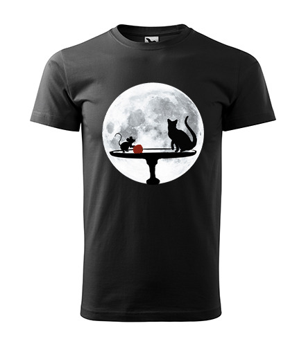 Czarna koszulka z nadrukiem przedstawiającym sylwetki kota i myszy na tle księżyca, stojących na stole z czerwoną kulką.