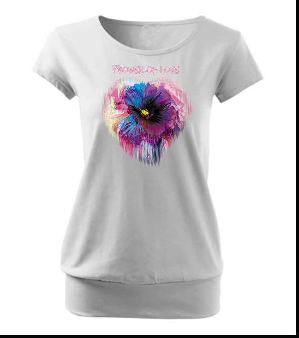 Biała damska koszulka z nadrukiem abstrakcyjnego kwiatu w odcieniach fioletu, różu i niebieskiego oraz napisem 'Power of Love' powyżej.