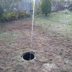 Wykończenie studni w ogródku.