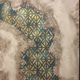 Fragment dekoracyjnej ściany z wzorem geometrycznym w kolorach złota i turkusu, częściowo pokrytej szarą, strukturalną farbą imitującą surowy beton.