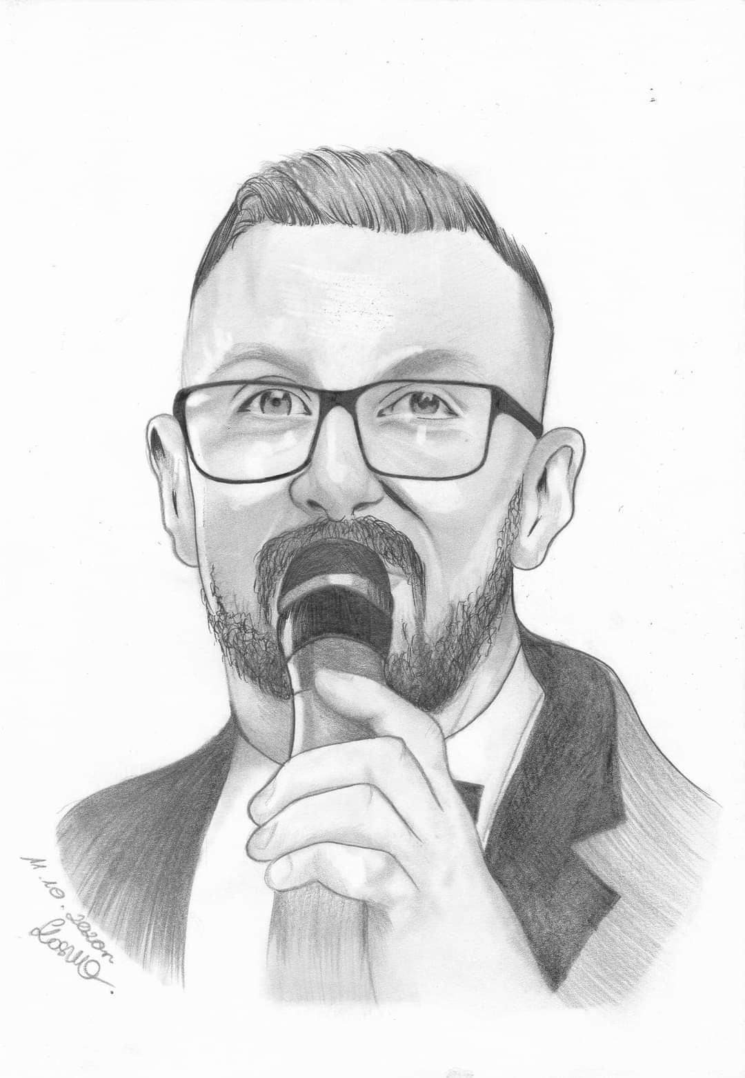 Szkic ołówkiem przedstawiający mężczyznę w okularach, z brodą, trzymającego mikrofon i ubranego w garnitur z muszką.