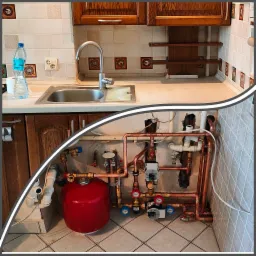 Montaż niezbędnego osprzętu do kominka z płaszczem wodnym. Montaż we wnęce za meblami kuchennymi.