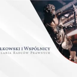 Logo Kancelarii Radców Prawnych Śmiałkowski i Wspólnicy z symbolem Temidy i stosem książek w tle.