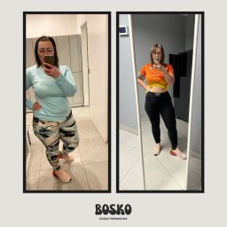 BOSKO studio treningowe - Kobieta robiąca zdjęcie w lustrze w sportowym stroju, prezentująca efekt przed i po treningu, widoczne szafki w tle.