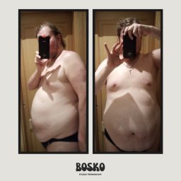BOSKO studio treningowe - Mężczyzna robi zdjęcie telefonem prezentujące metamorfozę sylwetki: zdjęcie przed i po, widoczna utrata wagi i zmiana kształtu ciała.