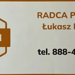 Grafika z logo Oferteo 'Najlepsi 2024' obok danych kontaktowych radcy prawnego Łukasza Kucwaja i jego numeru telefonu.