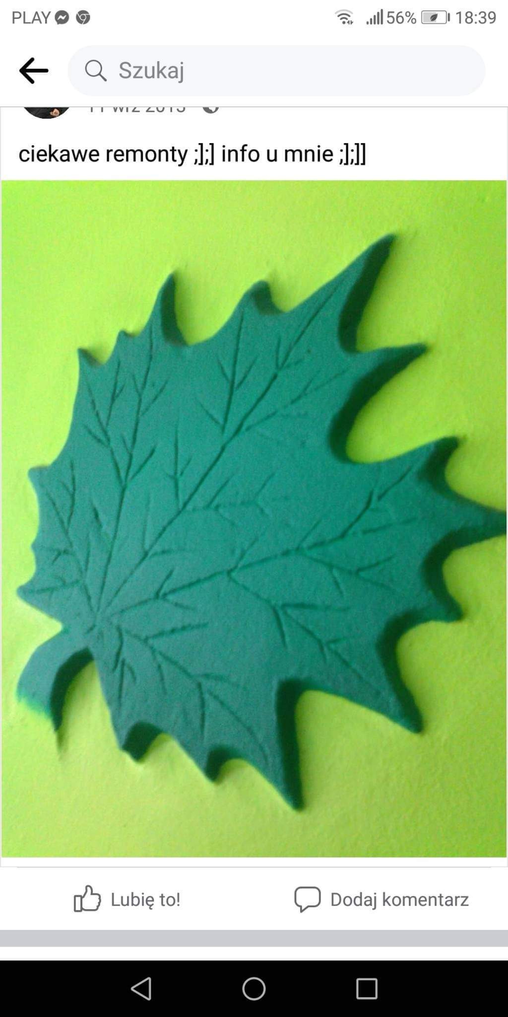 Dekoracyjna, trójwymiarowa aplikacja w kształcie zielonego liścia klonu, umieszczona na limonkowym tle ściany, widoczna na zrzucie ekranu z telefonu z komentarzem o 'ciekawych remontach'.