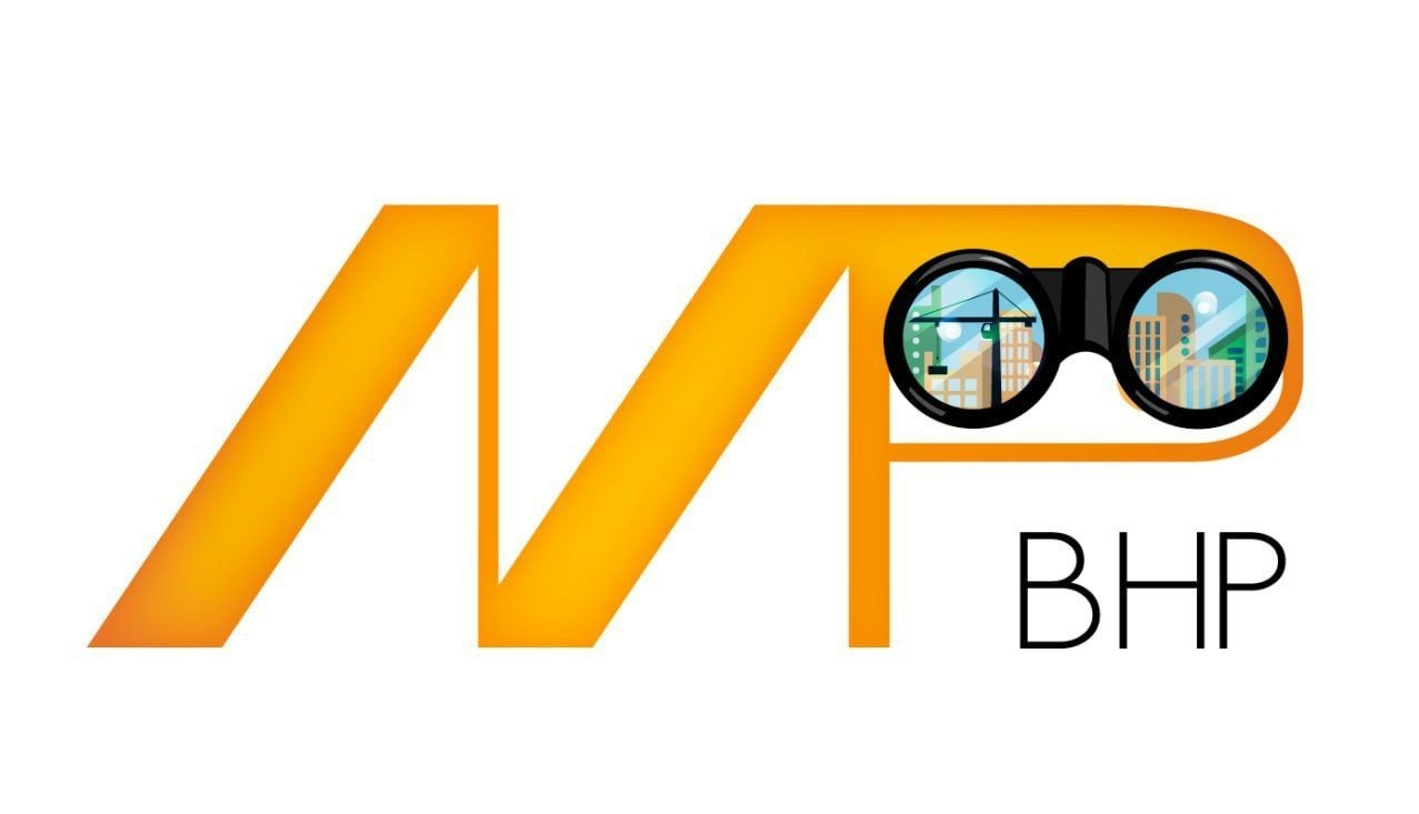 Żółto-czarne logo firmy z napisem BHP, w okularach wbudowanych w literę P odbijają się budynki i żuraw budowlany.