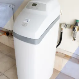 Zmiękczacz EcoWater Comfort 400 zamontowany na głównym doprowadzeniu wody, w garażu Klienta.