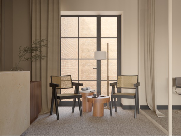 Jasne, minimalistyczne wnętrze z dwoma krzesłami z rattanowym oparciem i okrągłym stolikiem na tle okna z widokiem na ceglany budynek, oświetlone lampą podłogową.