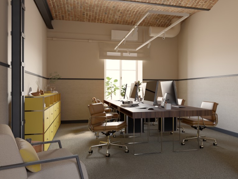 Jasne, przestronne wnętrze biurowe z długim stołem, ergonomicznymi krzesłami i komputerami, oświetlone lampami sufitowymi i naturalnym światłem z okna, z widoczną ceglaną strukturą sufitu i żółtą...