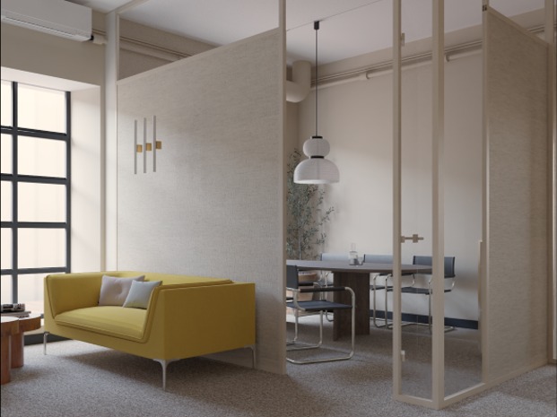 Jasne, nowoczesne wnętrze biurowe z żółtą sofą, stołem konferencyjnym i szklanymi ściankami działowymi, oświetlone wiszącą lampą.