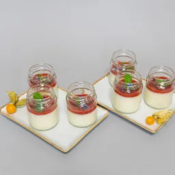 Waniliowa panna cotta z musem truskawkowym