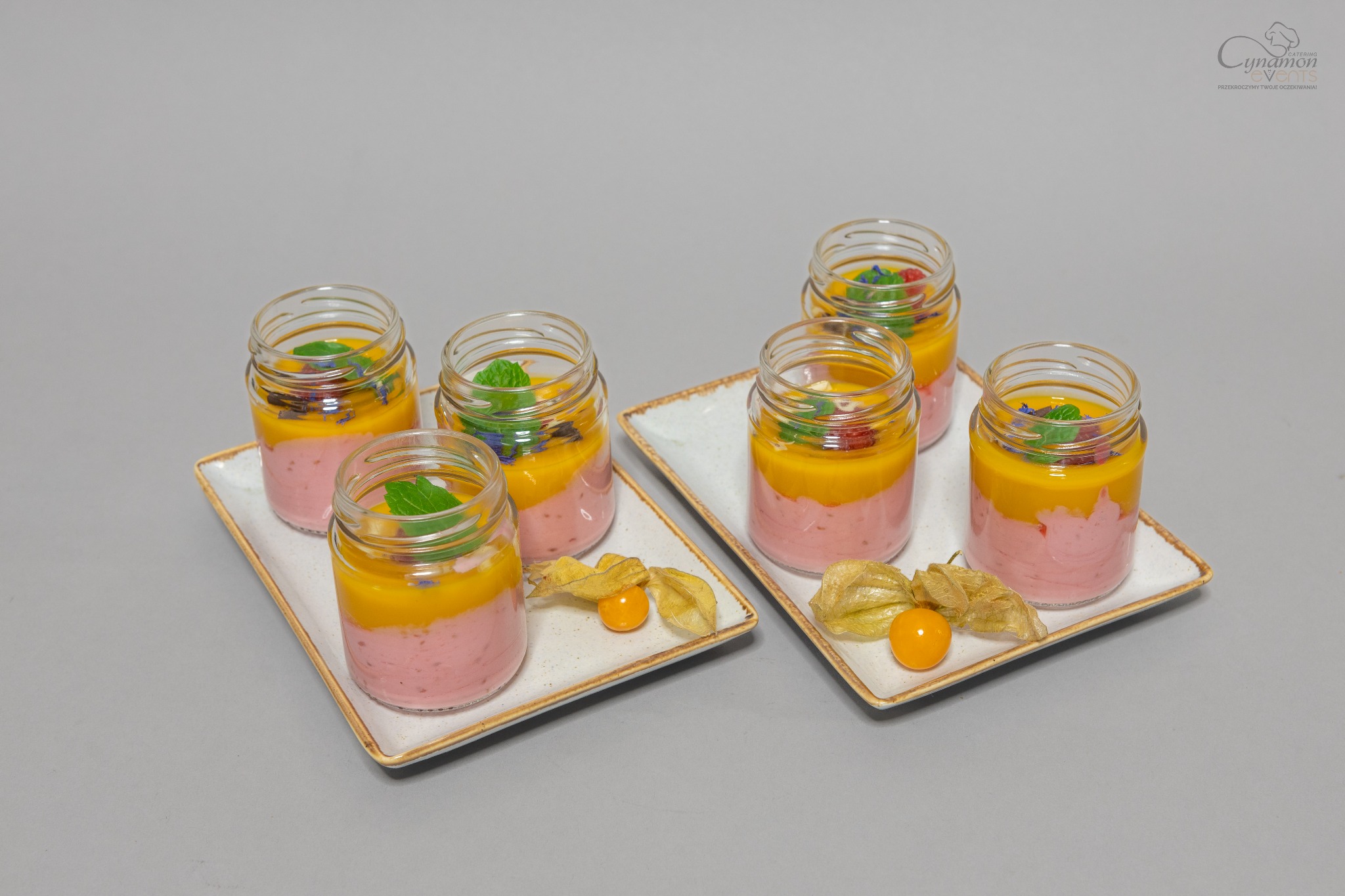 Sernik malinowy z musem mango