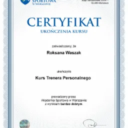 Certyfikat ukończenia kursu trenera personalnego wystawiony przez Akademię Sportową w Warszawie dla Roksany Waszak, z hologramem i podpisem dyrektora.