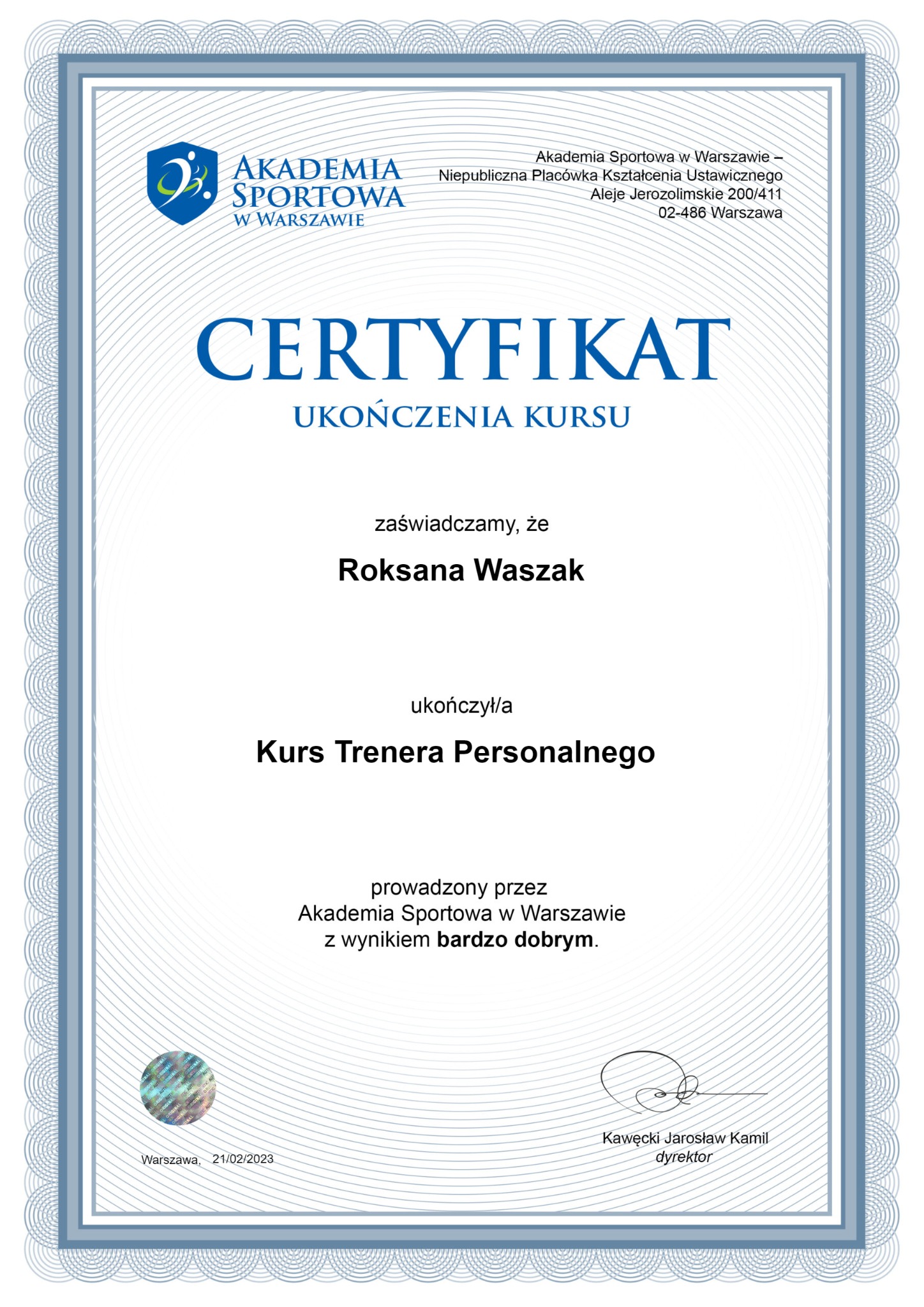 Certyfikat ukończenia kursu trenera personalnego wystawiony przez Akademię Sportową w Warszawie dla Roksany Waszak, z hologramem i podpisem dyrektora.