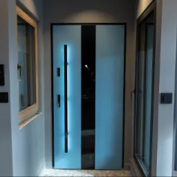 Wnętrze z trzema różnymi modelami drzwi zewnętrznych: beżowe z podświetleniem LED, błękitne z czarnym pionowym przeszkleniem i szare z prostokątnym wgłębieniem, wszystkie z zamontowanymi klamkami...