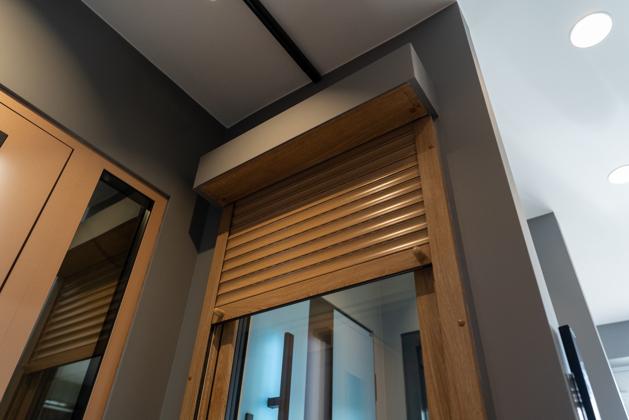 Roleta zewnętrzna FART PRODUKT - roleta elewacyjna podtynkowa w systemie SP-E, wyposażona w silnik MOBILUS ERS