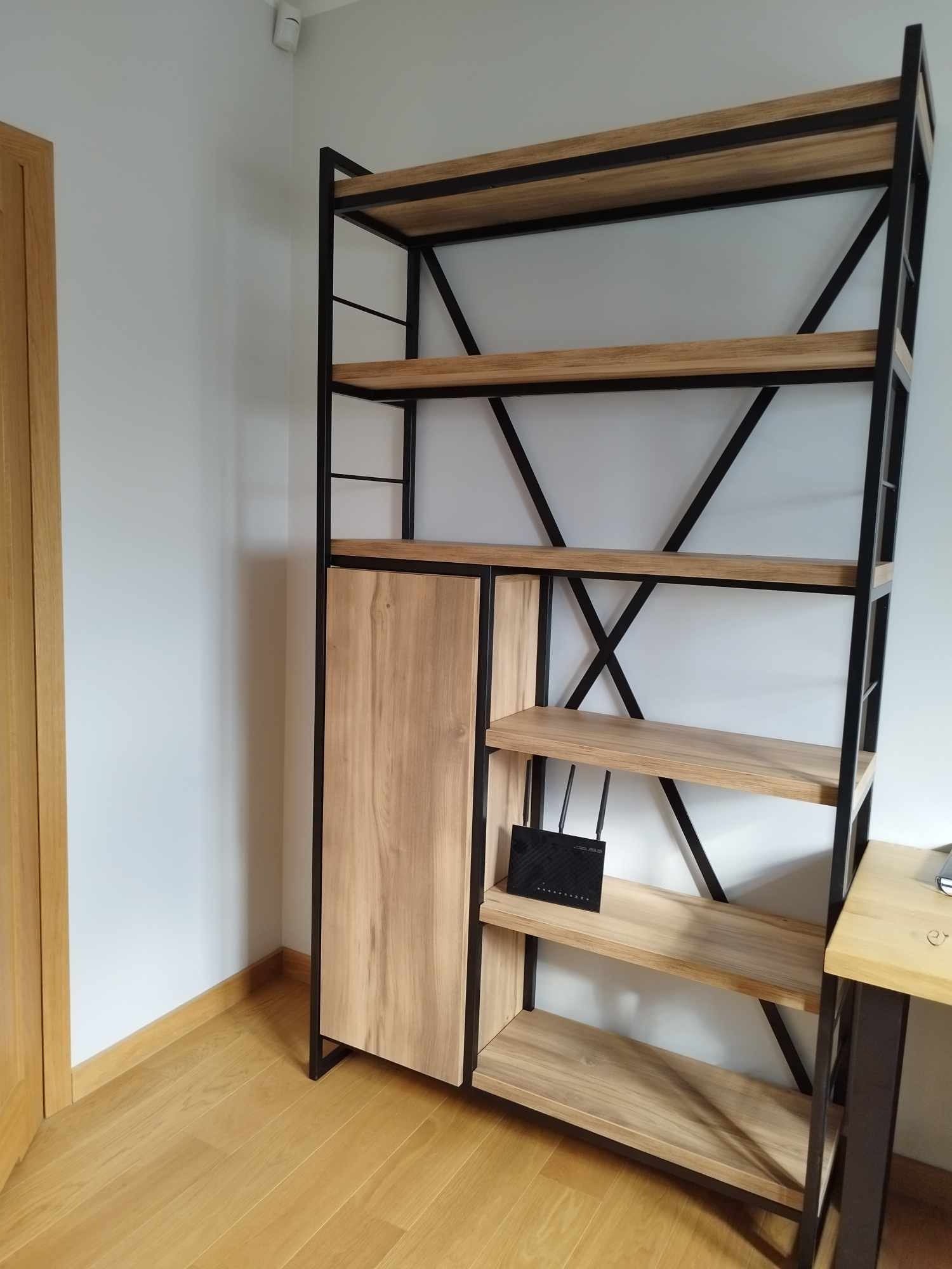 Regał metalowy z drewnianymi półkami i szafką, styl loft, widoczny router na jednej z półek.