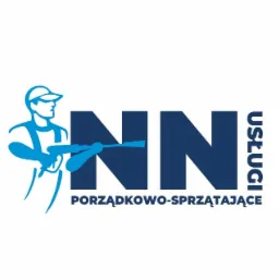Logo firmy NN Usługi Porządkowo-Sprzątające z ilustracją osoby myjącej pod ciśnieniem, w odcieniach błękitu na białym tle.