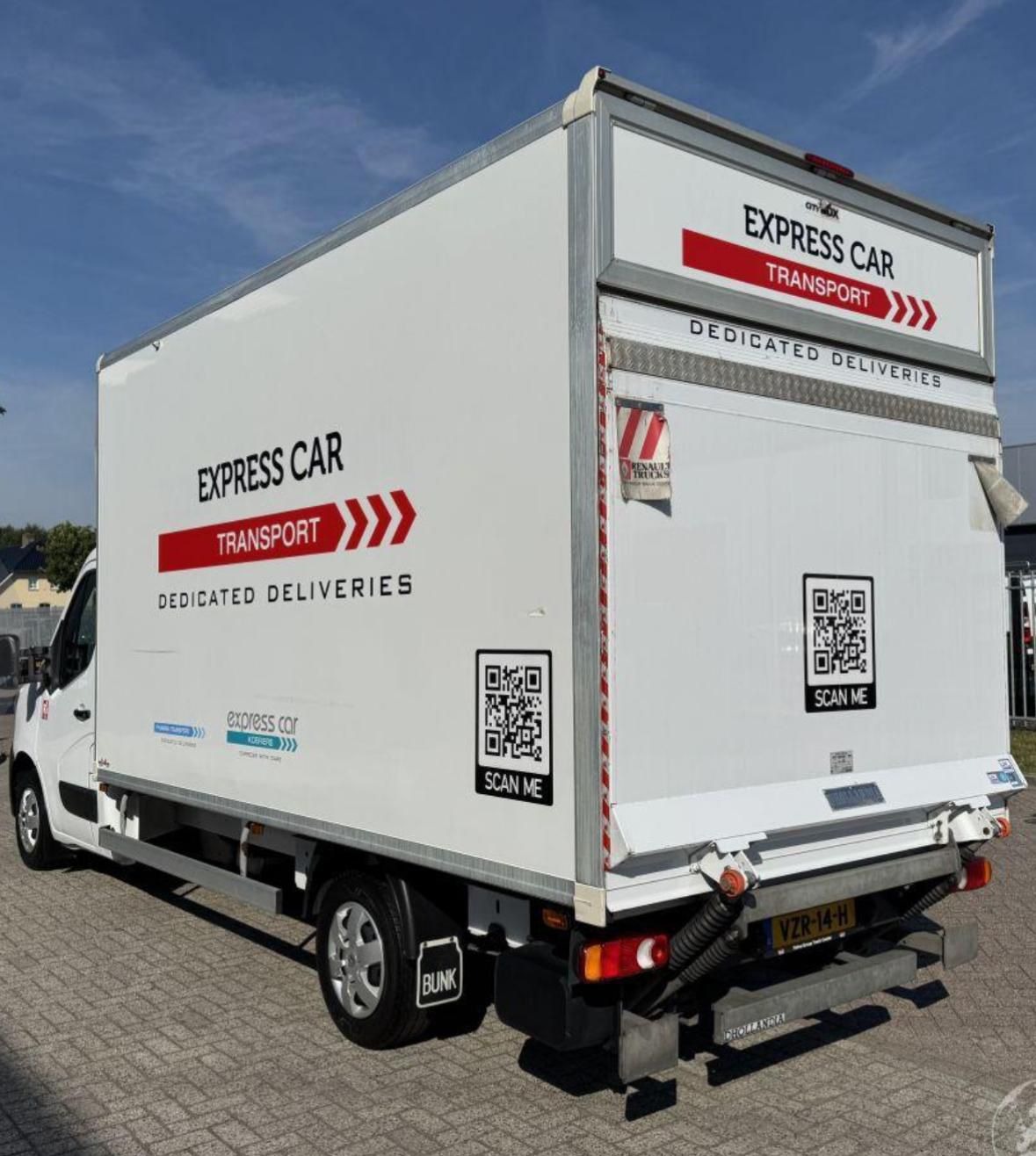 Biały bus dostawczy Express Car z czerwonymi akcentami i kodami QR, zaparkowany na zewnątrz, z logo firmy i hasłem 'Dedicated Deliveries'.