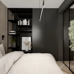 Nowoczesna sypialnia z drewnianą ścianą, czarnymi półkami z dekoracjami, minimalistyczną lampą wiszącą i drzewem za szklaną ścianą, tworząca spójną aranżację.