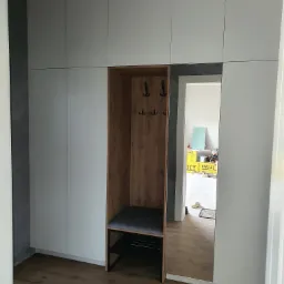 Szafa z loftową półką na buty.