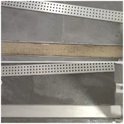 Por&oacute;wnanie stanu odpływu liniowego w kabinie prysznicowej: widok przed i po czyszczeniu, ukazujący r&oacute;żnicę w higienie i estetyce.