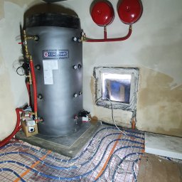 Bufor ciepła z zamontowanymi grzałkami elektrycznymi o mocy 6 i 4 kW