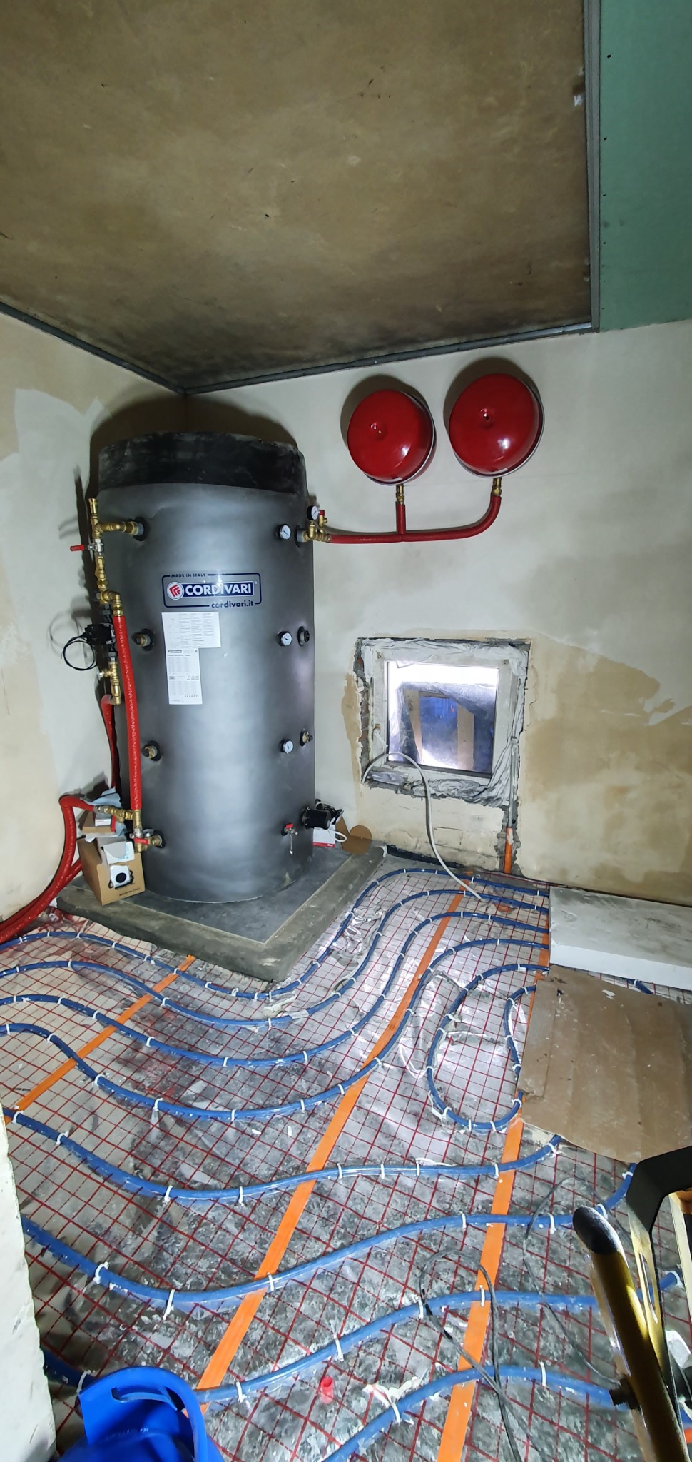 Bufor ciepła z zamontowanymi grzałkami elektrycznymi o mocy 6 i 4 kW