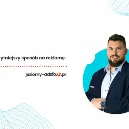 Mężczyzna w garniturze z zegarkiem na ręku, na tle grafiki z hasłem 'Sprytniejszy sposób na reklamę' i adresem strony jeziorny-adsfox.pl