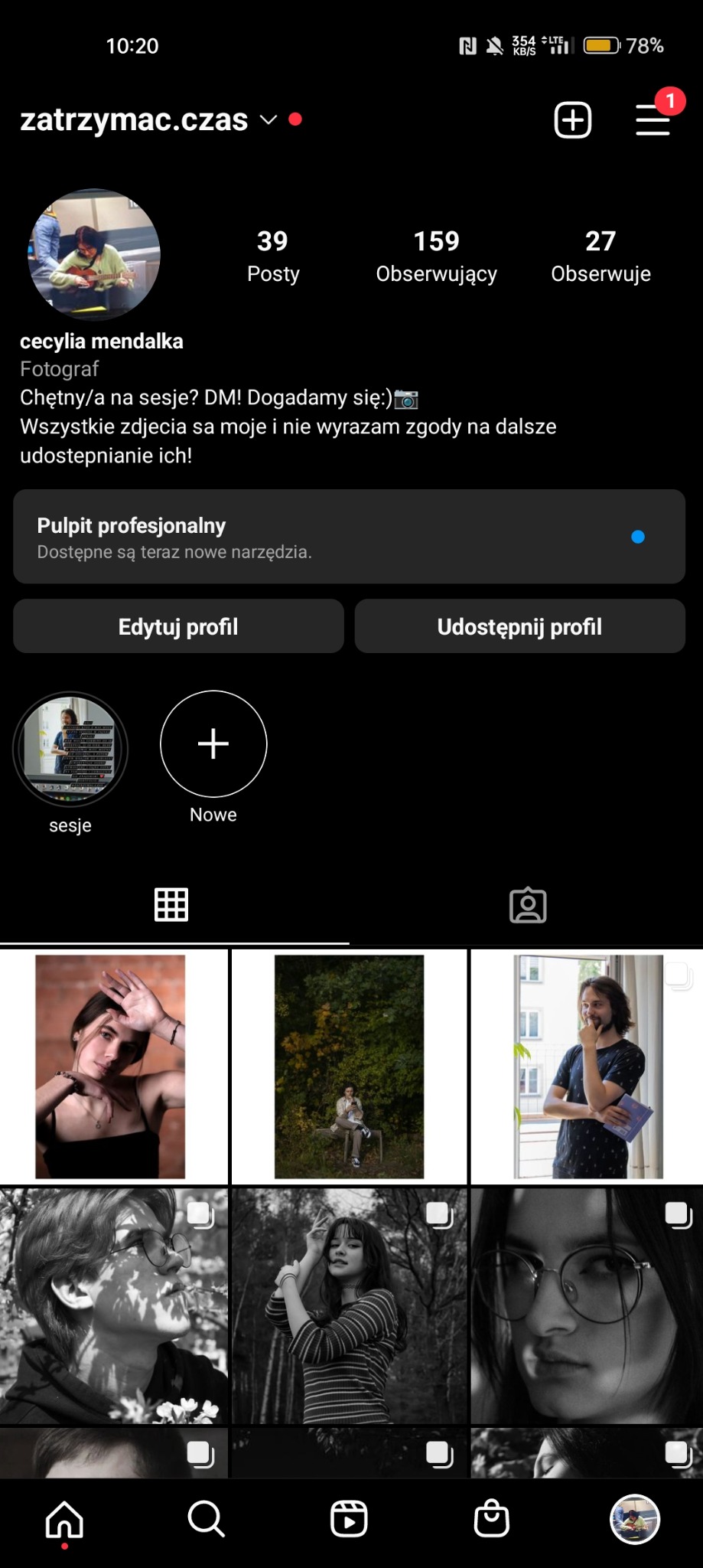 Ekran profilu fotografa na Instagramie o nazwie 'zatrzymac.czas', prezentujący serię zdjęć portretowych w różnorodnych sceneriach.