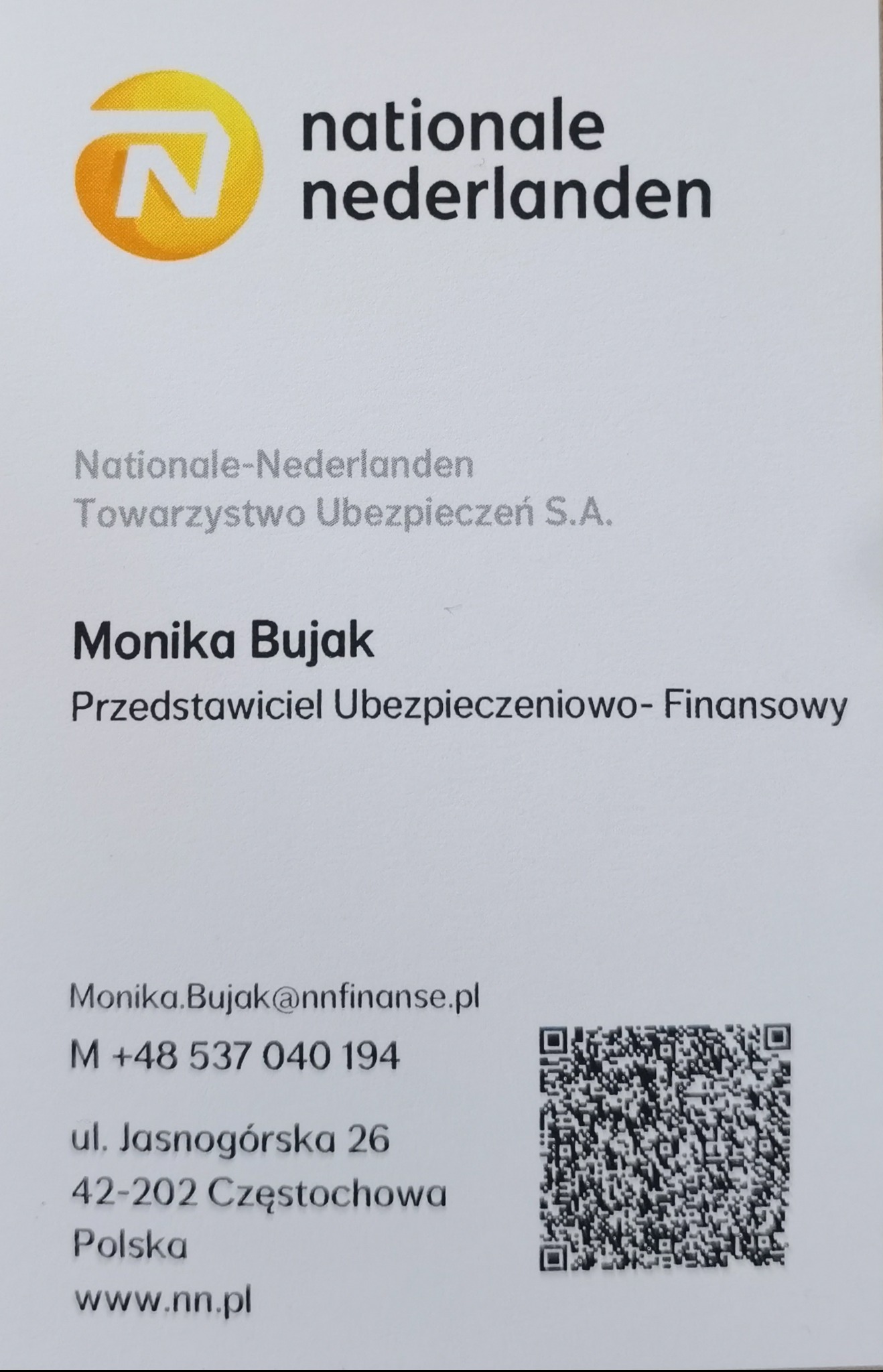 Wizytówka przedstawiciela ubezpieczeniowo-finansowego Monika Bujak z Nationale-Nederlanden, zawierająca logo firmy, dane kontaktowe i adres. Widoczny kod QR.