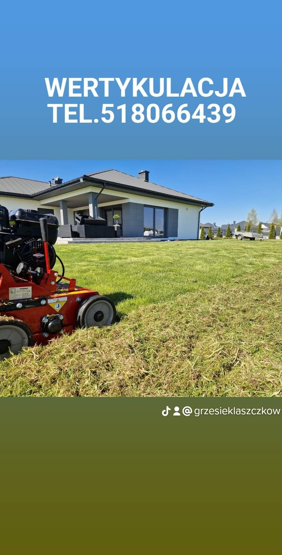 Czerwony wertykulator spalinowy na trawniku po wertykulacji, w tle nowoczesny dom z szarą elewacją i przyczepa.