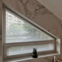 żaluzje drewniane, na części trójkątnej stała