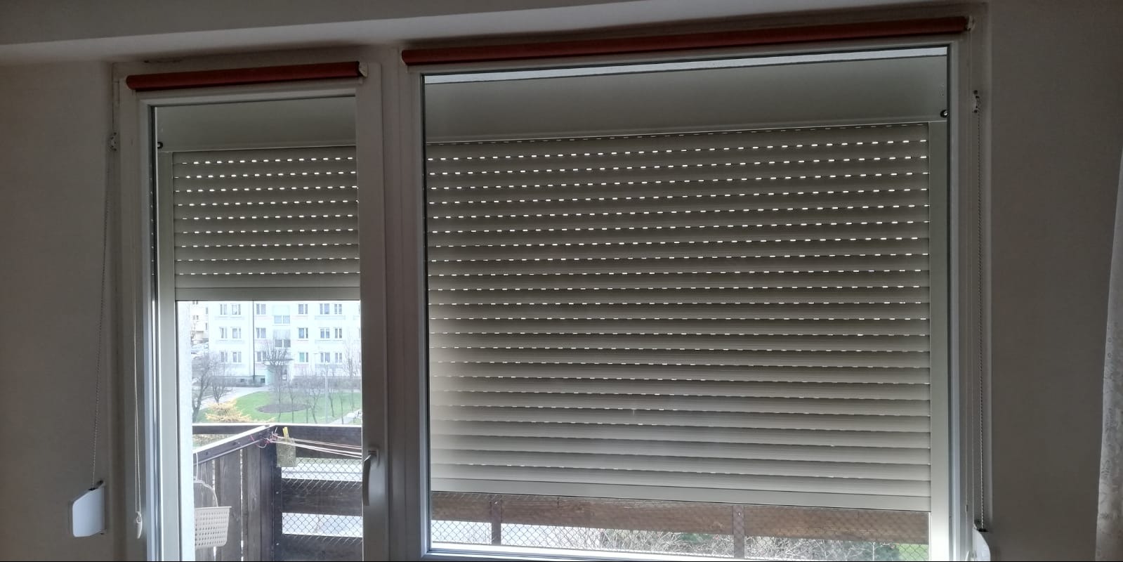 Rolety zewnętrzne na zestaw balkonowy, sterowanie ręczne, profil PA 39 z perforacją, montaż w świetle wnęki okiennej