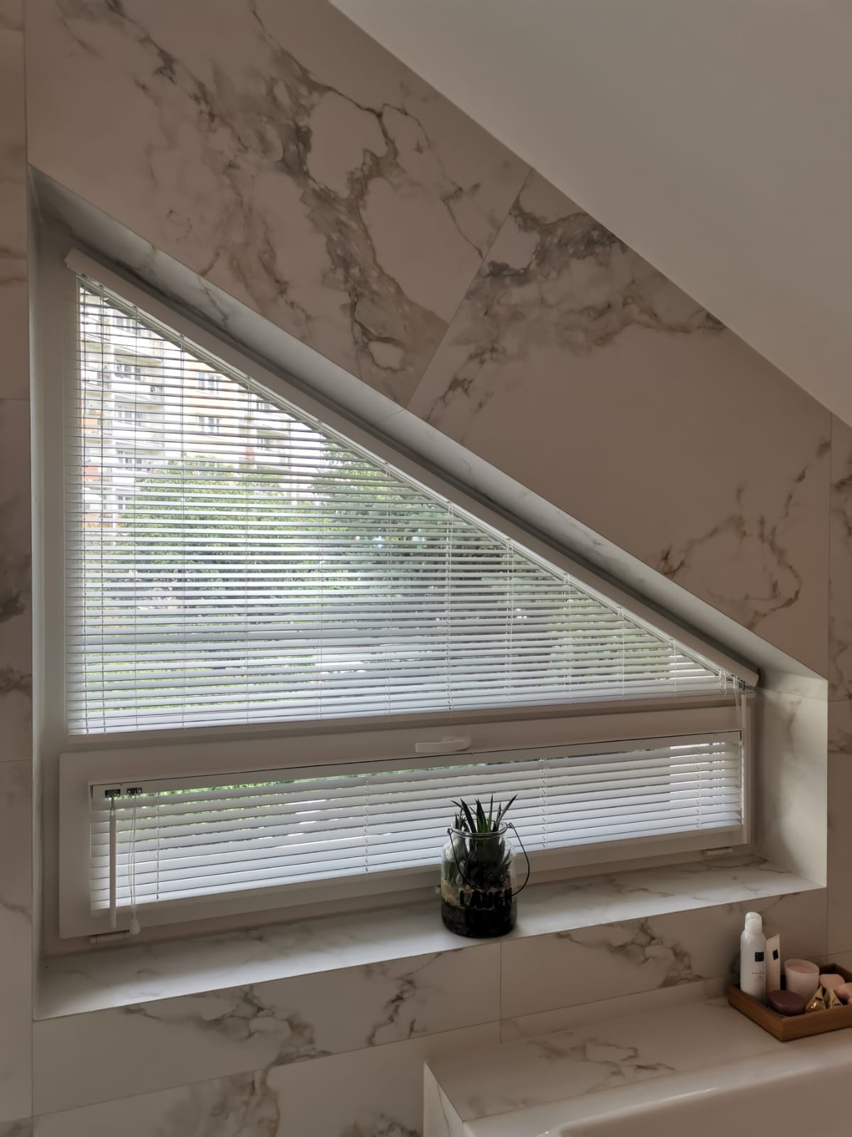 żaluzje drewniane, na części trójkątnej stała