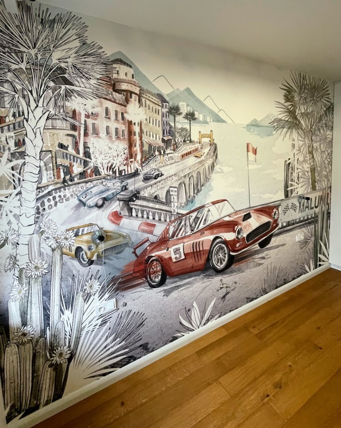Fototapeta przedstawiająca wyścig samochodowy w Monako, z palmami, budynkami i morzem w tle, w stylu akwareli z elementami szkicu, na ścianie w pomieszczeniu z drewnianą podłogą.
