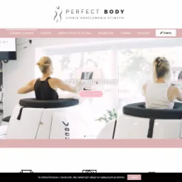 Wnętrze studia modelowania sylwetki z dwoma urządzeniami do ćwiczeń typu Vacu Body Space, klientki w trakcie zabiegów, na ścianie monitor z ofertą, w tle bieżnie i widok na zewnątrz.