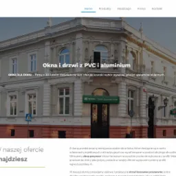 Elewacja kamienicy z oknami i drzwiami z PCV i aluminium, logo firmy Okna dla Domu PL w lewym górnym rogu, baner Banku Zachodniego WBK nad wejściem.