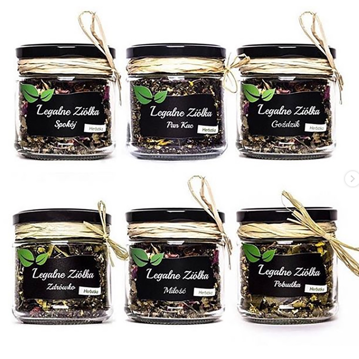 Sześć słoików z etykietami 'Legalne Ziółka' i nazwami mieszanek ziołowych: Spokój, Pan Kao, Goździk, Zdrówko, Miłość, Pobudka, przewiązanych rafią, ustawionych w dwóch rzędach na białym tle.