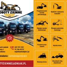 Cztery czarne ciężarówki MAN stojące w rzędzie na piaszczystym terenie, logo firmy Roboty Ziemne Ładniak w górnej części obrazu, wizytówka firmy z danymi kontaktowymi i zakresem usług w dolnej części.