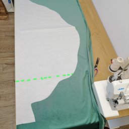 Proces szycia dywaniku w kształcie liścia dla malucha 