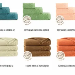 Zestaw sześciu kompletów ręczników frotte w różnych kolorach (niebieski, zielony, różowy, beżowy, brązowy, pomarańczowy) ułożonych w schludne stosy, z widocznym logo producenta na każdym zestawie.