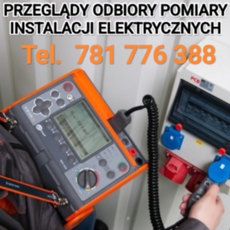 Elektryk wykonuje pomiary elektryczne przy użyciu miernika z pomarańczową obudową; widoczna tablica rozdzielcza z gniazdami.
