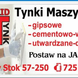 Grafika reklamowa: logo firmy ST Tynk na tle pracownika w kombinezonie, aplikującego tynk maszynowy. Informacje o tynkach gipsowych, cementowo-wapiennych i utwardzanych-diament. Hasło 'Postaw...