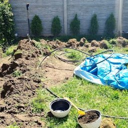 Pielęgnacja ogrodowa Bartek & Franek - etap przygotowania nawodnienia i trawy z rolki